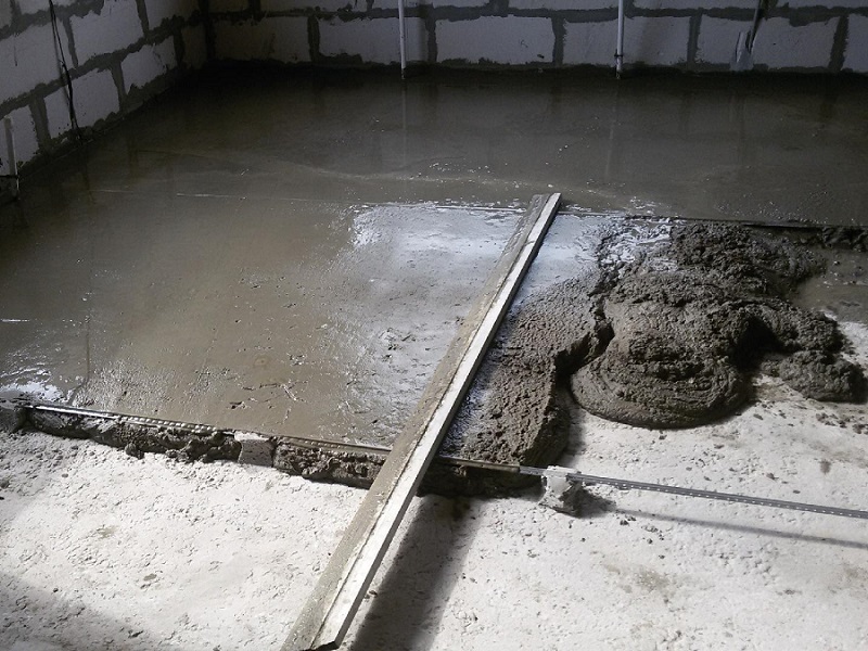 как залить полы бетонной стяжкой в квартире